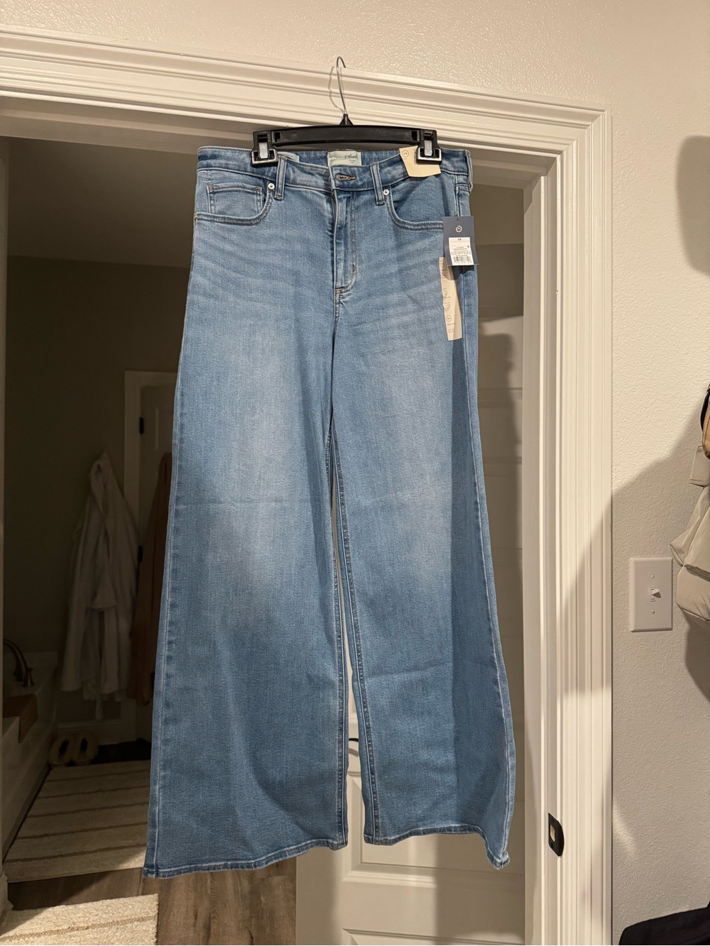 Universal Thread Women’s Light Blue Wide Leg Jeans, NWT